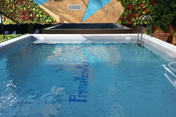 piscina primavera pool con giardino