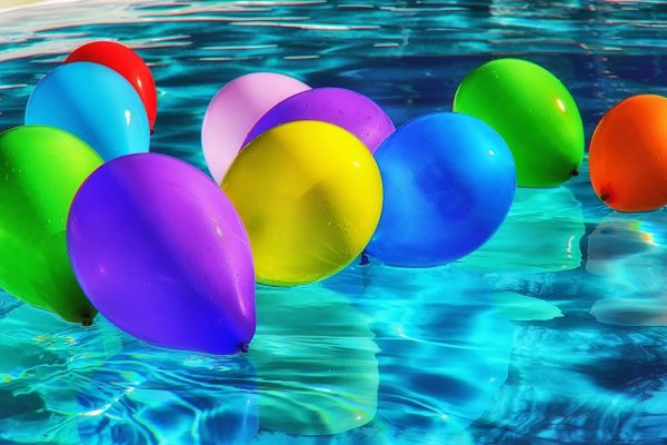 palloncini in acqua per party in piscina