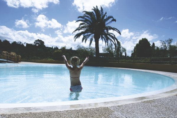 bambina in piscina
